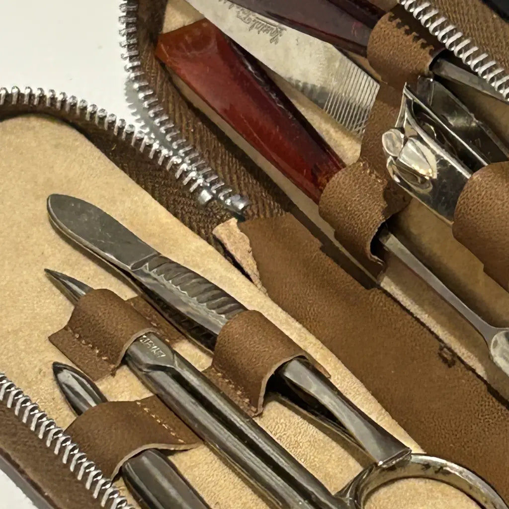 Vintage-Austrian-Mens-Grooming-Kit-Genuine-Leather-Travel-Set-IMG-9699 Detail