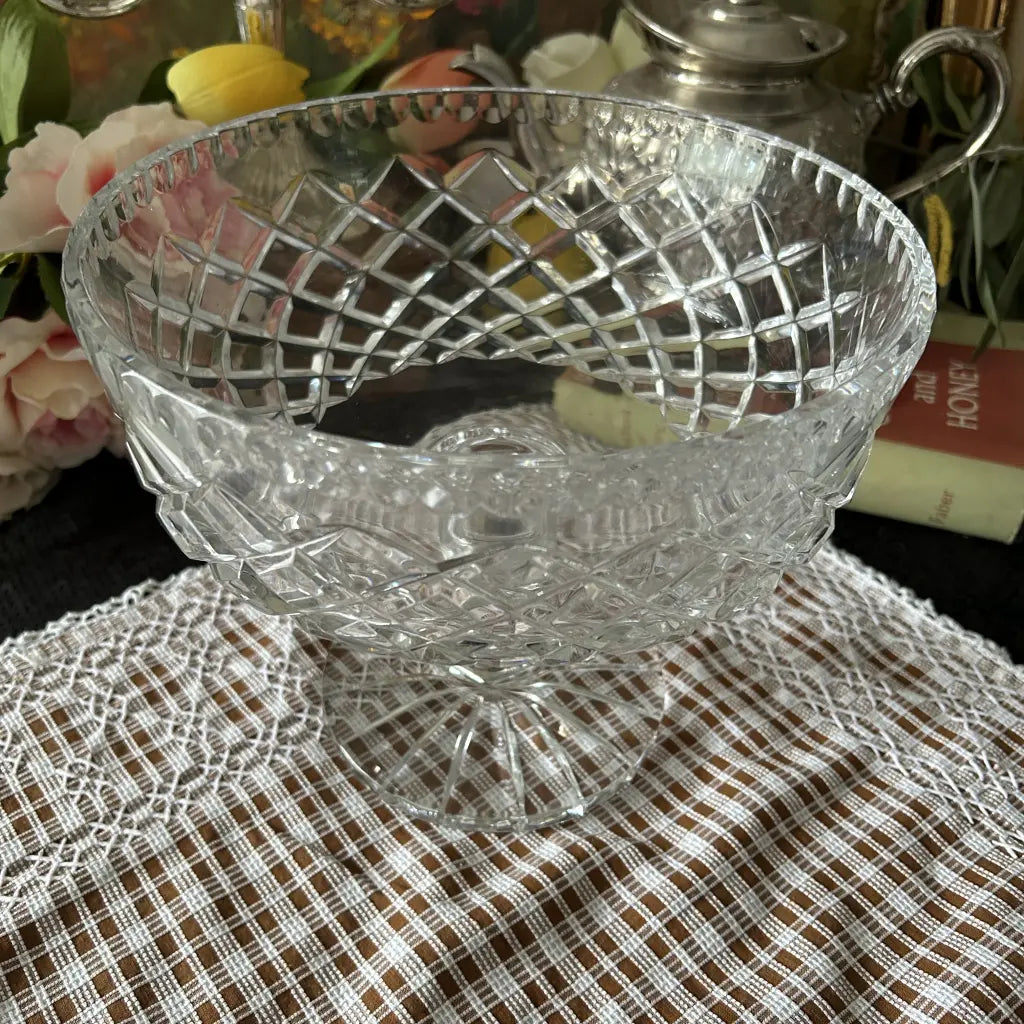 Vintage-crystal-cut-bowl centre