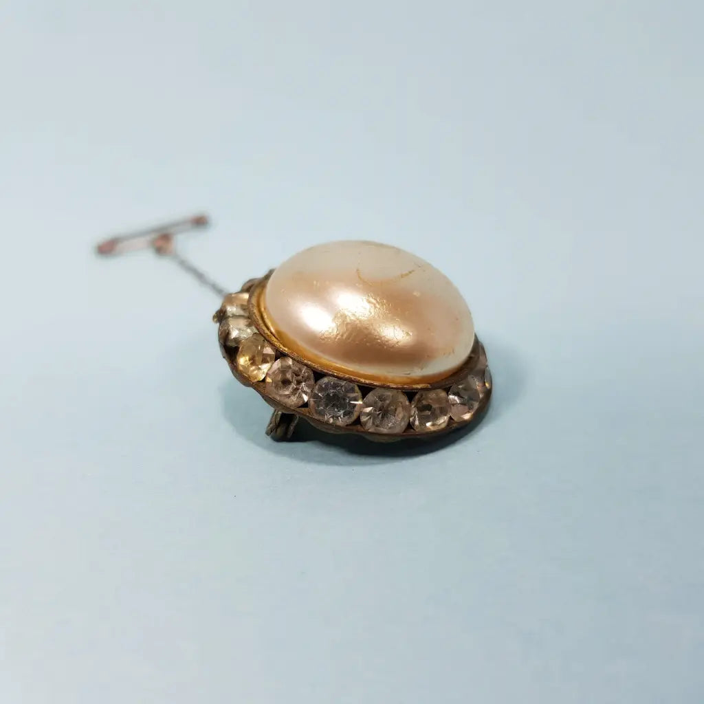 Vintage Pearl Brooch Close
